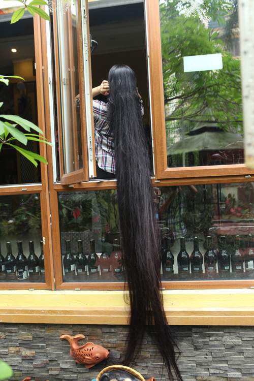 Gặp[-]lại[-]người[-]phụ[-]nữ[-]có[-]mái[-]tóc[-]dài[-]nhất[-]Việt[-]Nam
